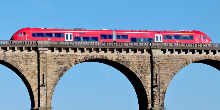 PESA-Zug auf dem Viadukt in Herdecke (Foto: Marek Schirmer)