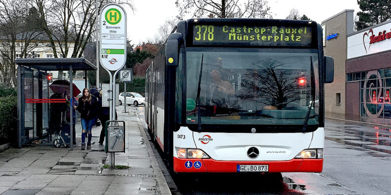 Linie 378 an der Haltestelle Witten Bommern Mitte (Foto: Marek Schirmer)