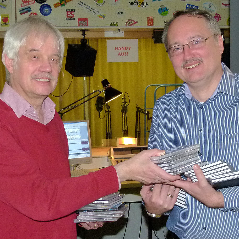 Michael Winkler, vom RuhrStadtStudio Witten, übergibt dem ehrenamtlicher VOHM-Geschäftsführer Hardy Priester ausgewählte CDs mit Radiosendungen mit historischen Hintergrund. (Foto: Marek Schirmer)